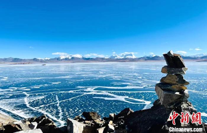 圖為普瑪江塘鄉(xiāng)境內的雪山、冰湖美景?！±丝ㄗ涌h網信辦供圖