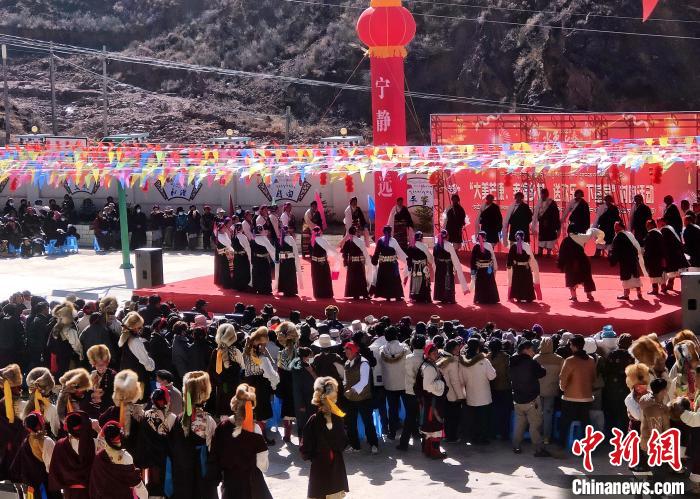 文藝活動(dòng)全景?！∶⒖悼h委宣傳部供圖