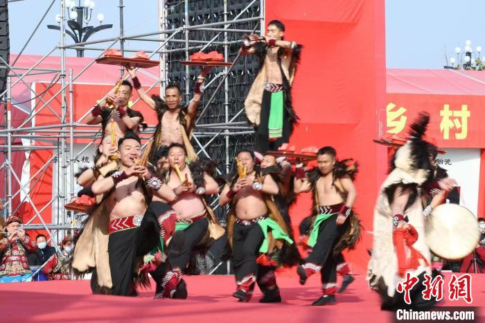 圖為少數(shù)民族舞蹈展演?！×赫赵?攝