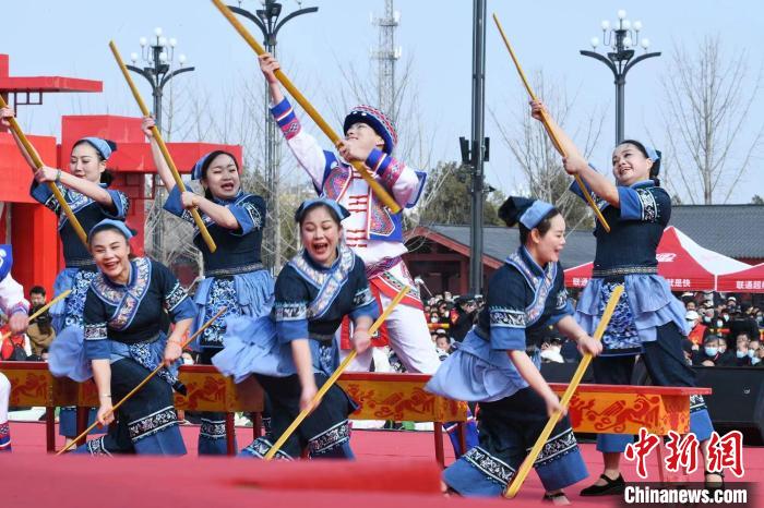圖為廣西壯族打扁擔(dān)展演?！×赫赵?攝