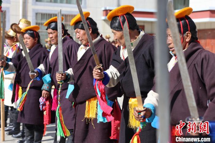 圖為藝人們手持藏刀表演加麻百·甲江?！愔闈扇?攝
