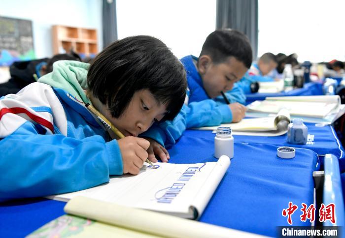 3月14日，西藏拉薩市第一小學(xué)一年級(jí)六班的學(xué)生們?cè)诓卣Z(yǔ)文課上書寫藏文?！±盍?攝