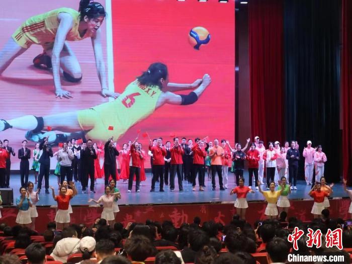 2023年全國(guó)青少年女排集訓(xùn)閉幕式現(xiàn)場(chǎng)?！√旖蝮w育學(xué)院供圖