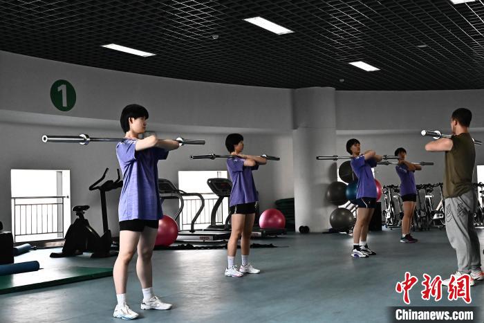 圖為全國(guó)青少年女排在天津進(jìn)行集訓(xùn)?！√旖蝮w育學(xué)院供圖