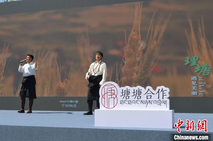 “康巴漢子”現(xiàn)場獻(xiàn)唱?！≈炝杞?攝