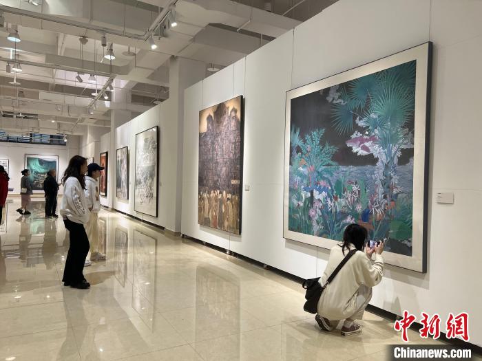 圖為全國青年教師中國畫學(xué)術(shù)邀請展吸引學(xué)生觀展?！＄婌?攝