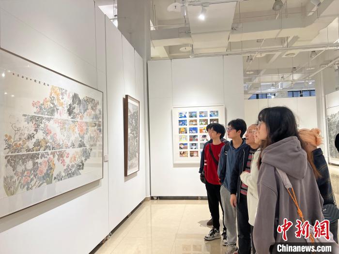 圖為全國青年教師中國畫學(xué)術(shù)邀請展現(xiàn)場。　鐘旖 攝