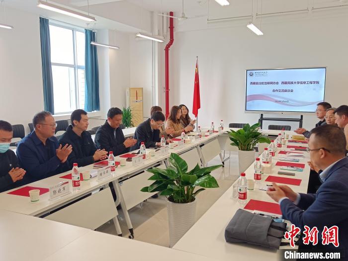 圖為座談會(huì)議現(xiàn)場(chǎng)?！「裆?攝