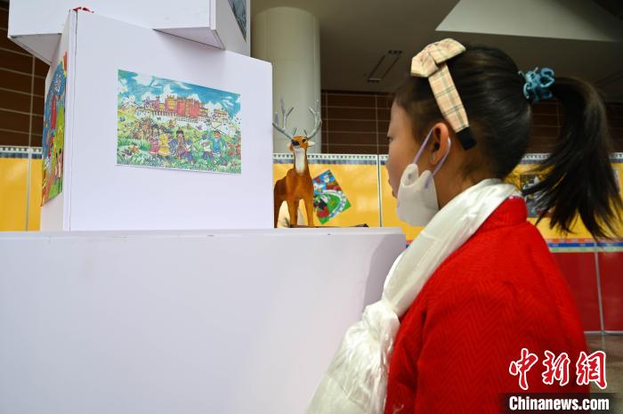 圖為學(xué)生參觀繪畫展。　趙朗 攝