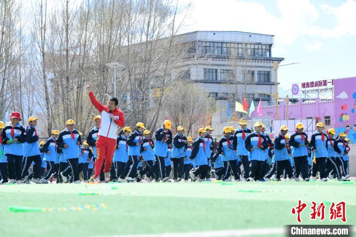 圖為學(xué)生在跳繩教練齊景龍的指導(dǎo)下做準(zhǔn)備運(yùn)動(dòng)?！∝暩聛?lái)松 攝