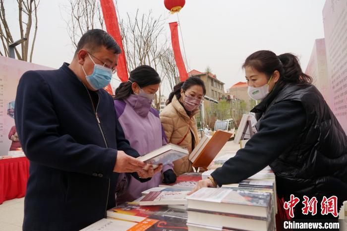 圖為民眾在活動現(xiàn)場購書?！●R銘言 攝