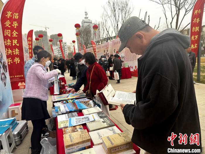 圖為民眾在活動現(xiàn)場讀書、購書?！±铍h 攝