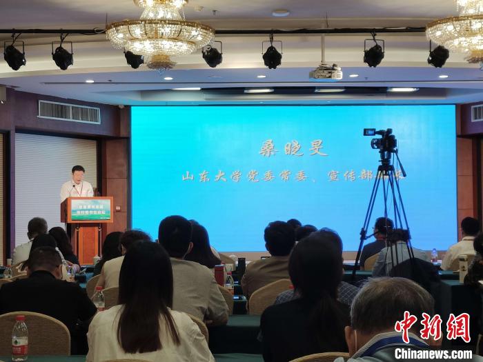 山東大學黨委常委、宣傳部部長桑曉旻在現(xiàn)場致辭?！⊥醪赦?攝