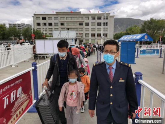 圖為拉薩車站工作人員為西藏先心病患兒和陪同人員提供“綠色”接力幫扶，并開通了專門通道，讓他們快速進站上車。拉薩車站 供圖