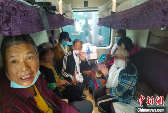 圖為乘坐Z266次列車的西藏先心病患兒和陪同人員。拉薩車站 供圖