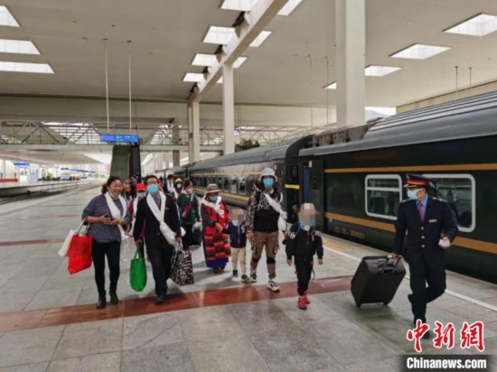 圖為拉薩車站工作人員為西藏先心病患兒和陪同人員提供“綠色”接力幫扶，并開通了專門通道，讓他們快速進(jìn)站上車。拉薩車站 供圖