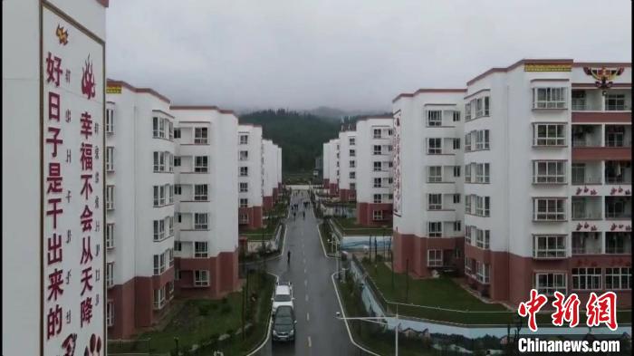 越西縣最大的易地扶貧搬遷安置點(diǎn)——城北感恩社區(qū)。　何浠 攝