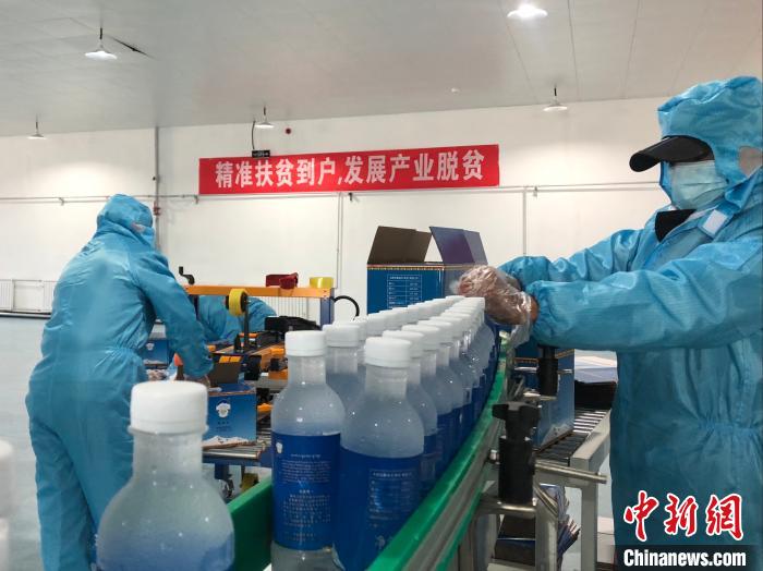 圖為阿里地區(qū)措勤縣某飲用水加工公司，該公司以“基地+公司+貧困民眾”為運(yùn)營模式，帶動(dòng)貧困民眾68戶232人。　謝牧 攝