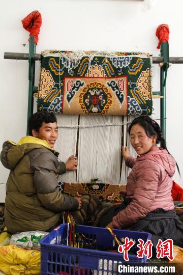 圖為1月15日，在日喀則市謝瑪氆氌農(nóng)村合作社，拉孜村一對(duì)夫婦在編織卡墊(資料圖)?！≮w朗 攝