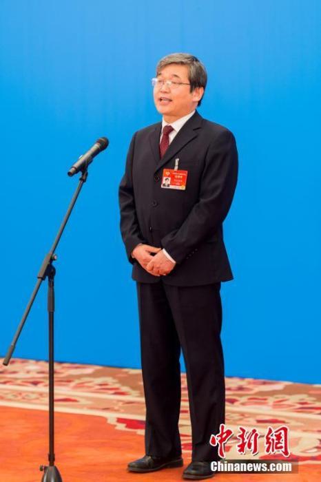 3月10日，全國政協(xié)十三屆四次會議第三場“委員通道”采訪活動在北京人民大會堂新聞發(fā)布廳舉行。圖為全國政協(xié)委員阿拉坦倉通過網絡視頻方式接受媒體采訪。<a target='_blank' ><p  align=