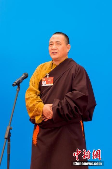 3月10日，全國政協(xié)十三屆四次會議第三場“委員通道”采訪活動在北京人民大會堂新聞發(fā)布廳舉行。圖為全國政協(xié)委員洛桑山丹通過網絡視頻方式接受媒體采訪。<a target='_blank' ><p  align=