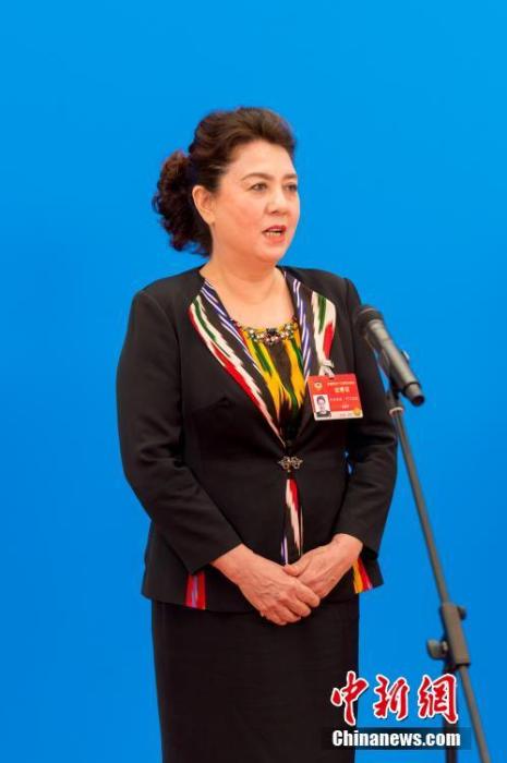 3月10日，全國政協(xié)十三屆四次會議第三場“委員通道”采訪活動在北京人民大會堂新聞發(fā)布廳舉行。圖為全國政協(xié)委員古麗帕麗·阿不都拉通過網絡視頻方式接受媒體采訪。<a target='_blank' ><p  align=
