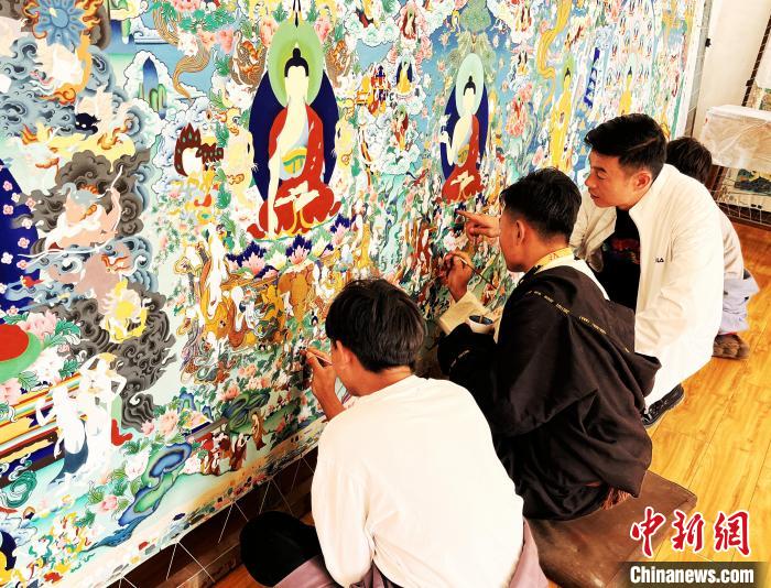 青海唐卡藝術(shù)小鎮(zhèn)：“勞模畫(huà)師”師帶徒，文化扶貧富一方