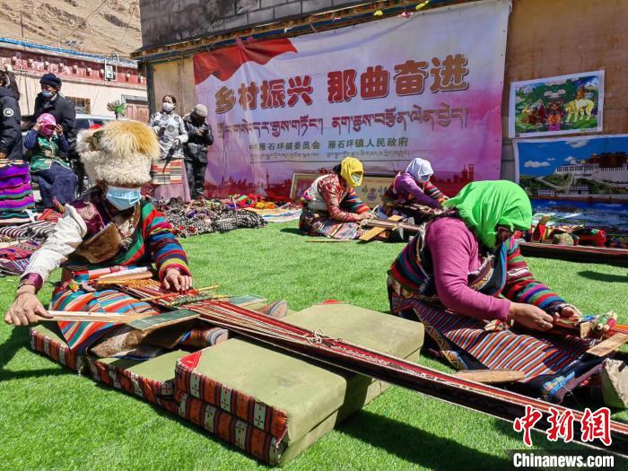 圖為2022年，安多縣雁石坪鎮(zhèn)“鄉(xiāng)村振興那曲奮進(jìn)”編織技藝比賽現(xiàn)場。資料圖 那曲市“鄉(xiāng)村振興 那曲奮進(jìn)”活動辦供圖