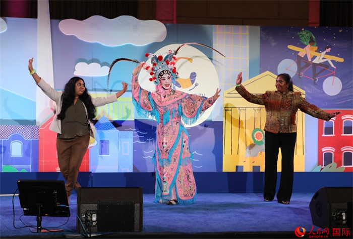 當(dāng)?shù)厝A人京劇社團(tuán)的青年演員現(xiàn)場(chǎng)表演京劇選段，并與現(xiàn)場(chǎng)觀眾近距離互動(dòng)。人民網(wǎng)記者 李志偉攝