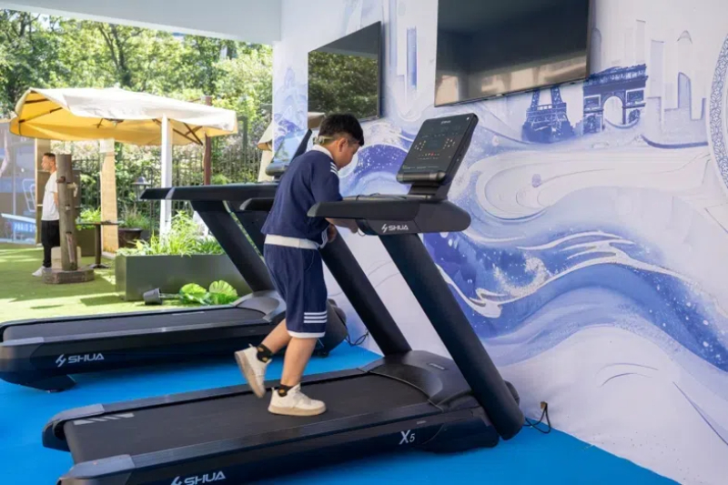 小朋友在智慧體育公園體驗跑步機。巴黎