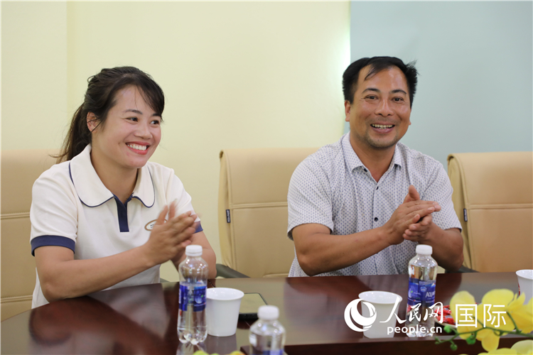 越南沙巴市黃連寄宿制民族小學(xué)老師阮氏秋姮、阮文享。人民網(wǎng)記者簡承淵攝