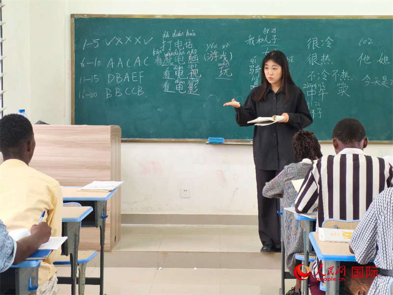 中國(guó)老師在給學(xué)生們講課。人民網(wǎng)記者 黃培昭攝