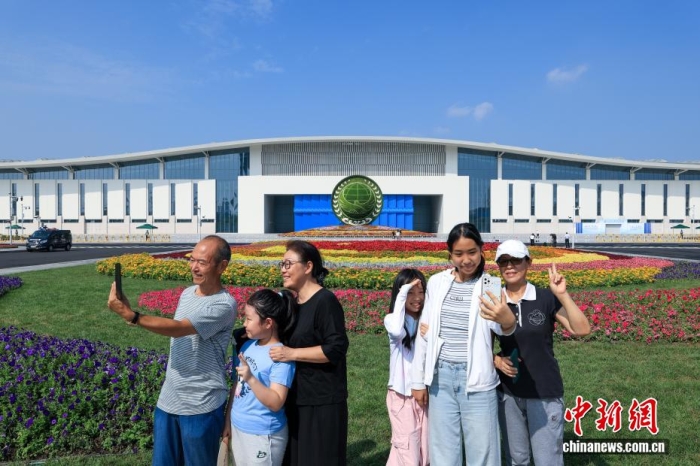 8月31日，天津，市民在2025年上海合作組織峰會(huì)主會(huì)場(chǎng)外自拍。當(dāng)日，2025年上海合作組織峰會(huì)在天津舉行。<a target='_blank' href='/'><p  align=