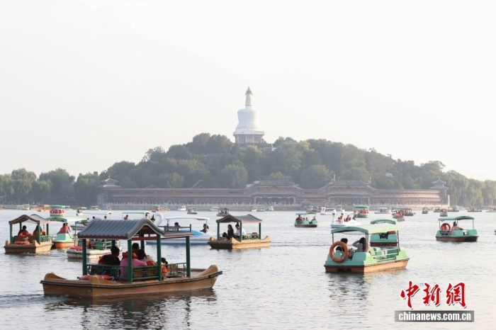 10月7日，國(guó)慶節(jié)、中秋節(jié)假期進(jìn)入尾聲，北京北海公園熱度不減，不少市民游客在公園乘船游玩。<a target='_blank' href='/' _fcksavedurl='/'><p  align=