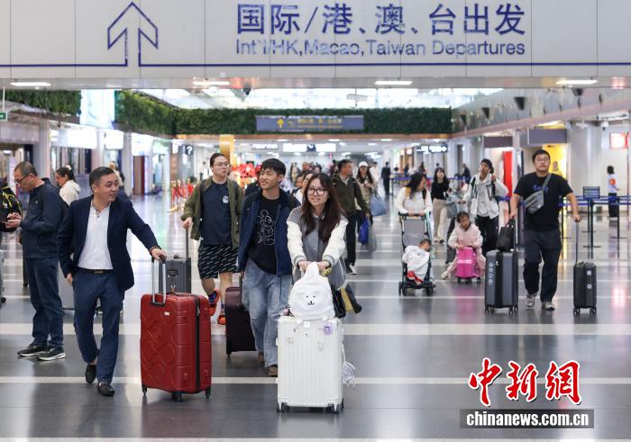 10月8日是國(guó)慶中秋假期最后一天，大量旅客在北京首都國(guó)際機(jī)場(chǎng)出行。 <a target='_blank' href='/' _fcksavedurl='/'><p  align=