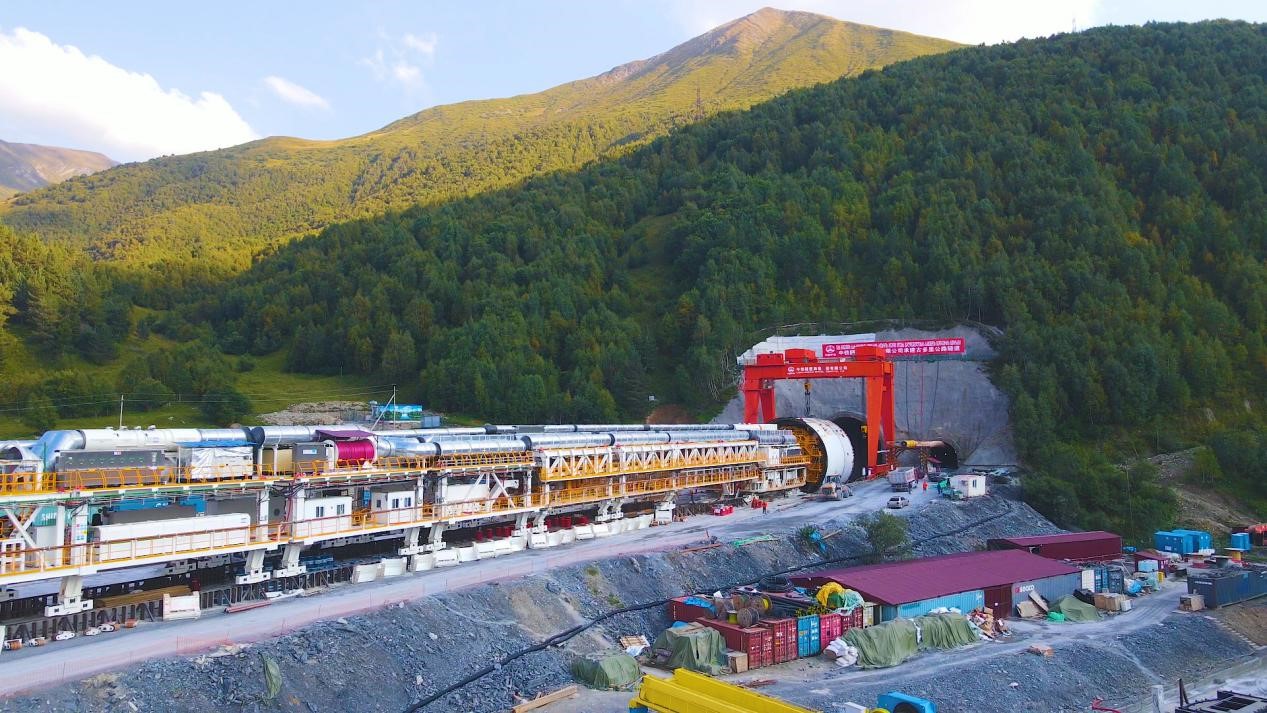 “高加索號”單護(hù)盾硬巖掘進(jìn)機(jī)（TBM）。中鐵隧道局格魯吉亞KK公路隧道項目部供圖