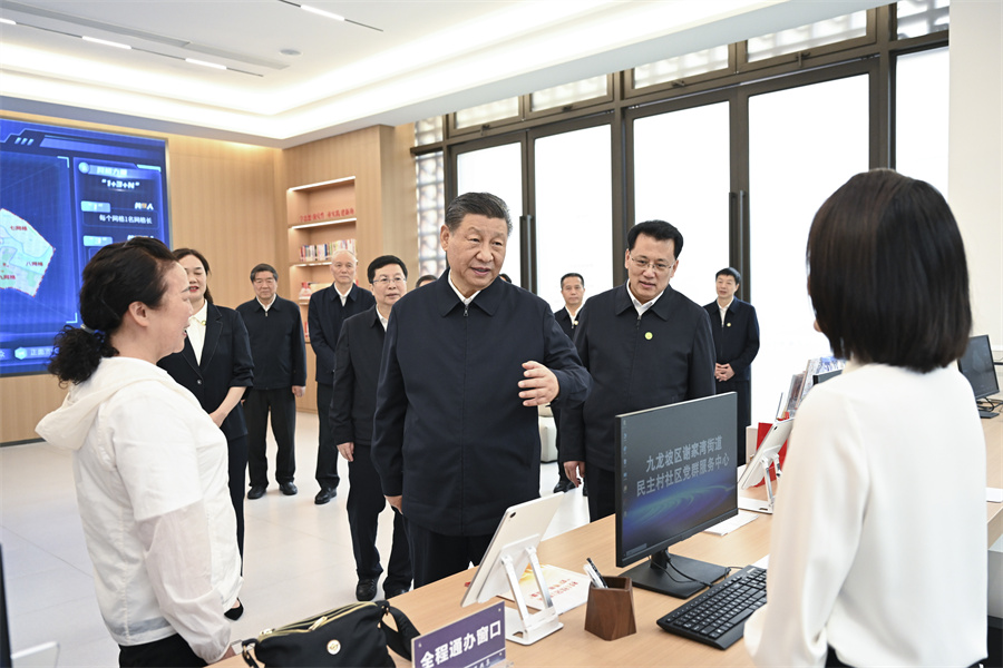 2024年4月22日至24日，中共中央總書記、國家主席、中央軍委主席習(xí)近平在重慶考察。這是22日下午，習(xí)近平在九龍坡區(qū)謝家灣街道民主村社區(qū)考察。新華社記者 謝環(huán)馳 攝