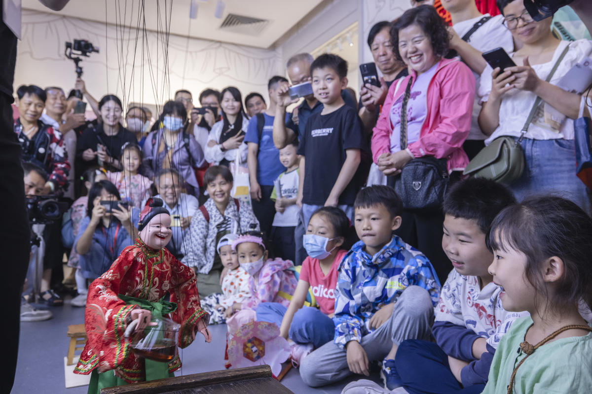 5月1日，廣州市白鵝潭大灣區(qū)藝術(shù)中心非物質(zhì)文化遺產(chǎn)館內(nèi)，精彩的梅縣提線木偶戲表演吸引了眾多游客駐足觀賞。 來(lái)源：人民圖片網(wǎng)