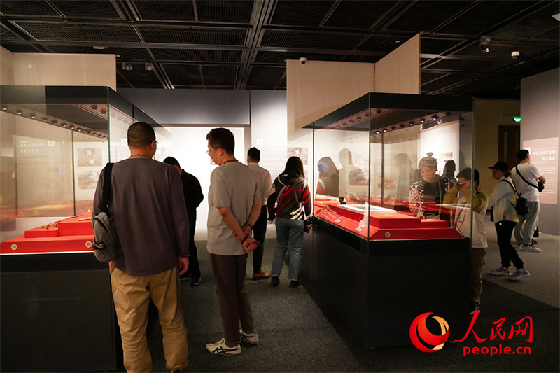 “五一”假期，游客在首都博物館參觀展覽。人民網(wǎng)記者 韋衍行攝