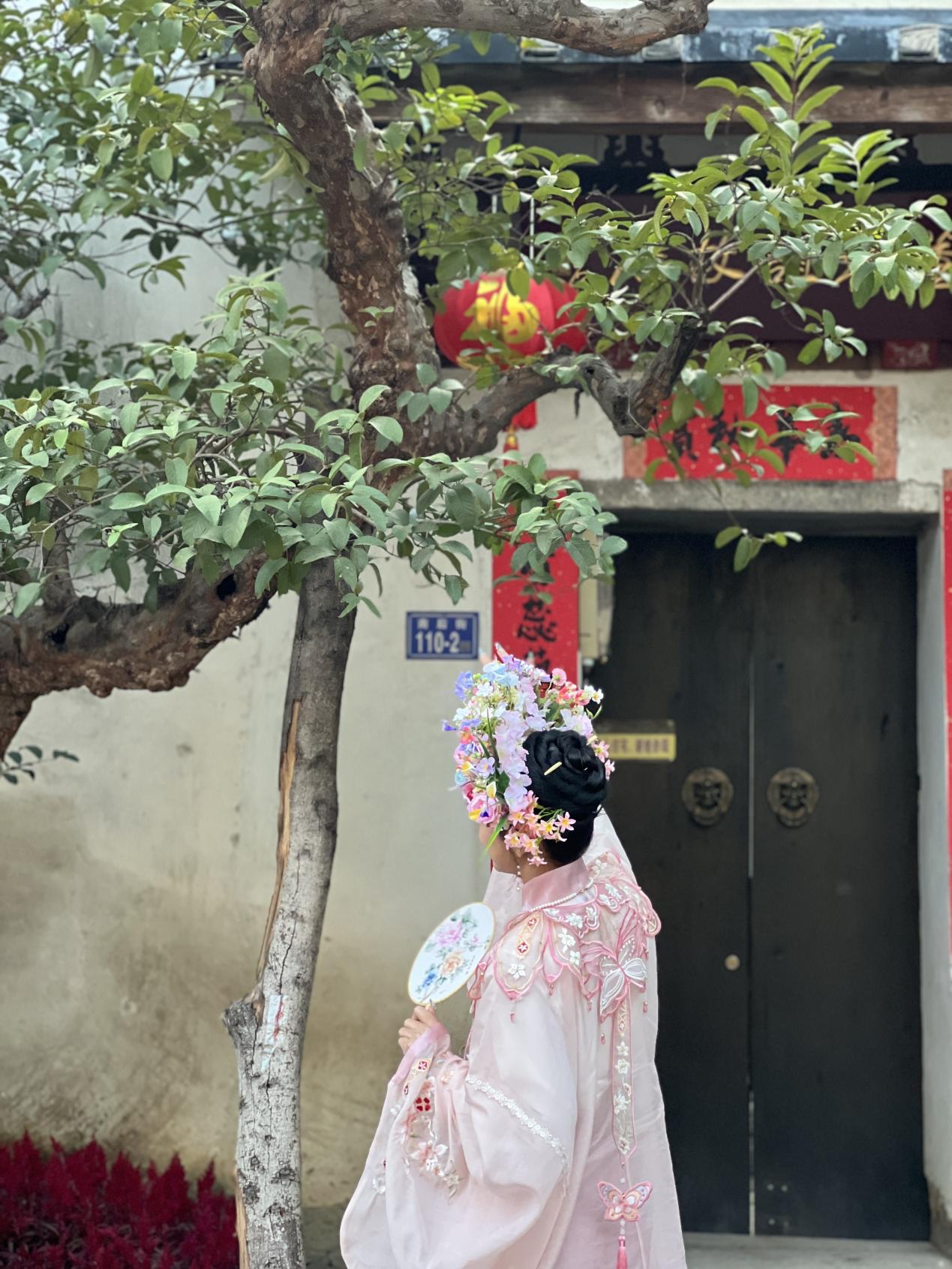 福建泉州，頭戴簪花的游客正拍照留念。人民網(wǎng) 歐陽易佳攝