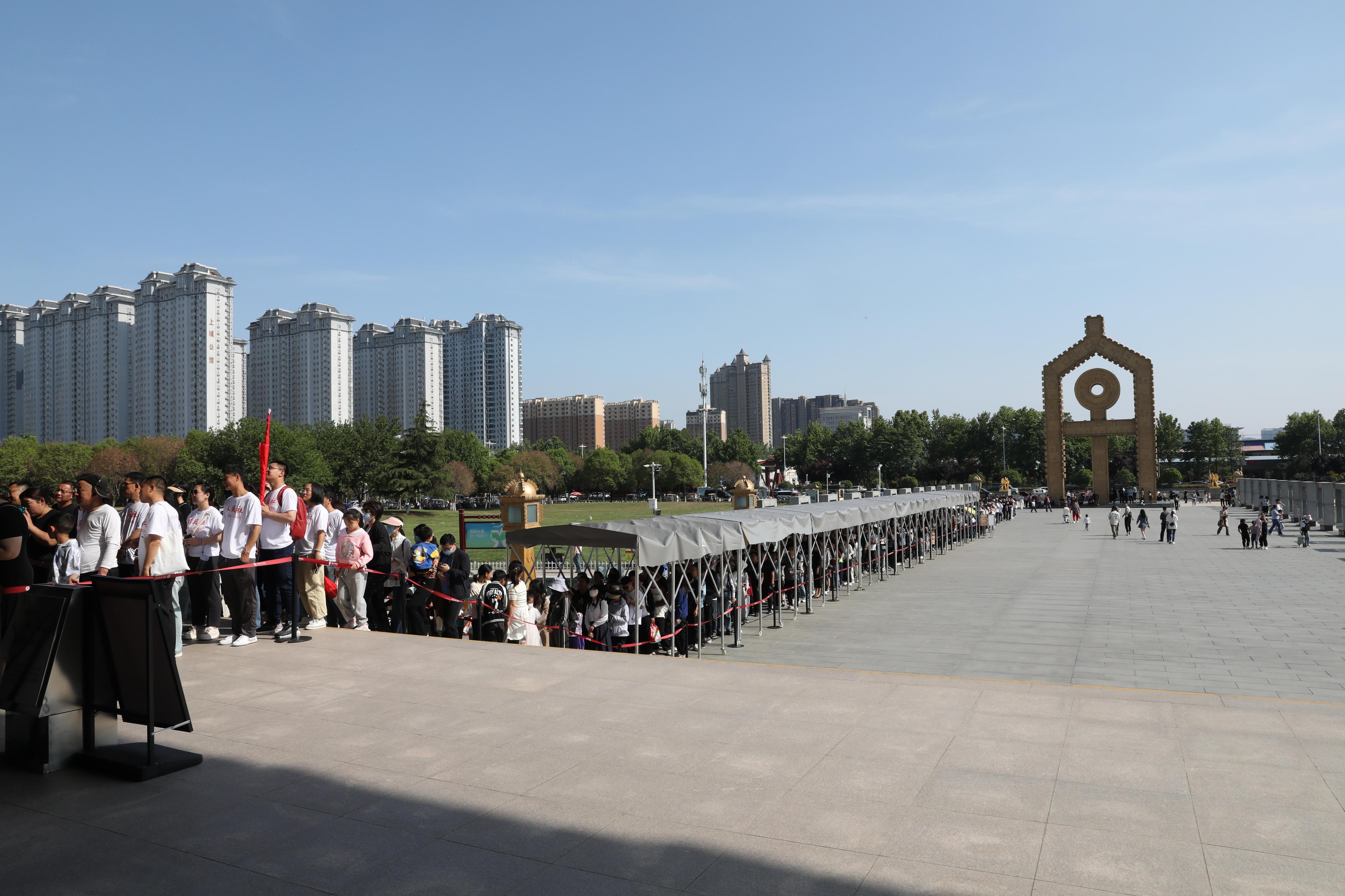 “五一”期間，中國文字博物館外游客有序排隊。中國文字博物館供圖