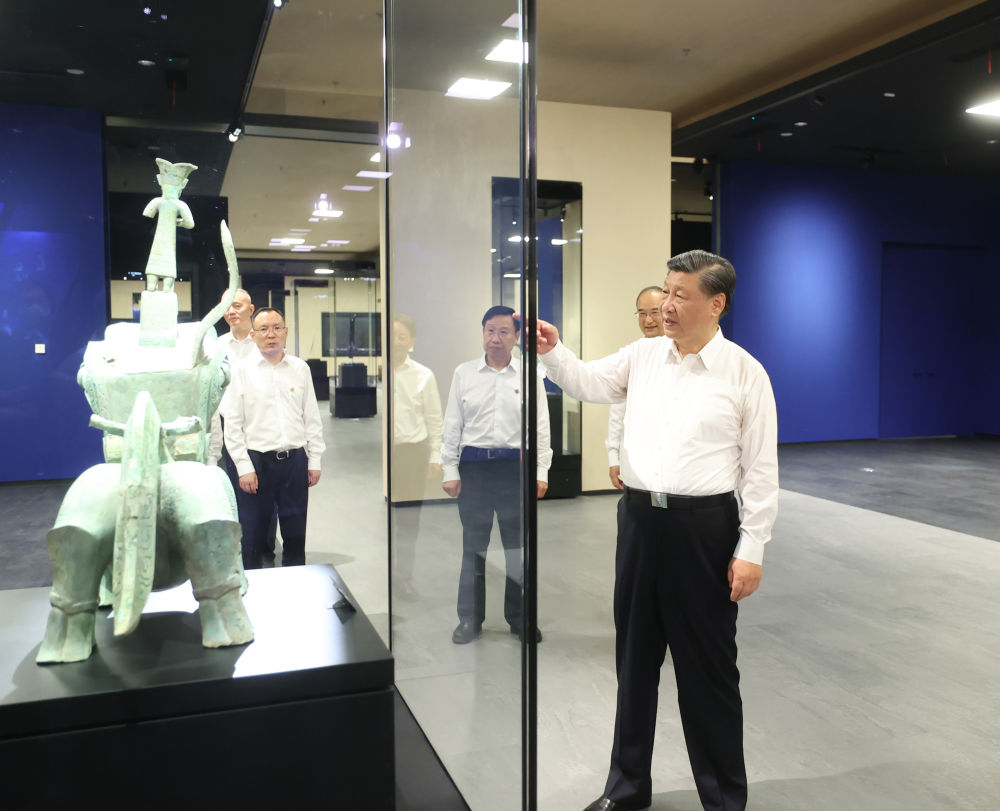 2023年7月26日，習近平總書記在四川省德陽市考察了三星堆博物館，了解當?shù)貧v史文化遺址發(fā)掘研究、文物保護修復(fù)等情況。