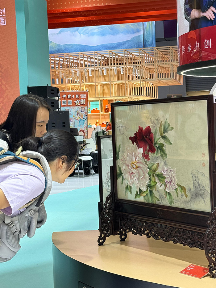 “文創(chuàng)中國(guó)”專題展區(qū)。參展觀眾供圖