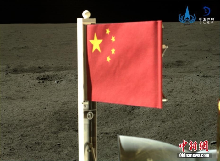 6月4日，中國國家航天局公布了嫦娥六號(hào)探測(cè)器在月球背面的五星紅旗展示影像。鮮艷的五星紅旗再次閃耀月球，這也是中國首次在月球背面獨(dú)立動(dòng)態(tài)展示國旗。<a target='_blank' href='/'><p  align=