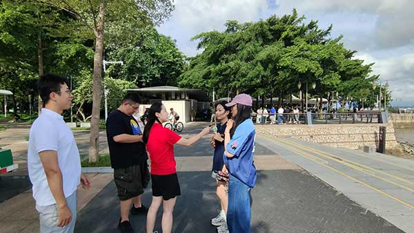 人民網(wǎng)記者采訪紅樹林公園游客。人民網(wǎng)記者 李彤?dāng)z