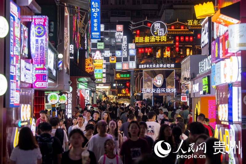 6月21日，貴陽(yáng)，青云市集內(nèi)游人如織。人民網(wǎng)記者 翁奇羽攝
