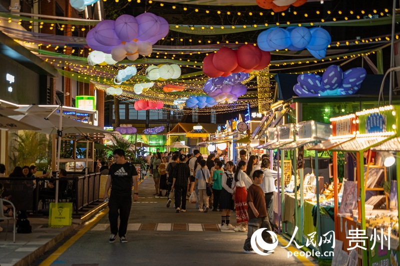6月21日，貴陽(yáng)新印廠霓虹閃爍，映照城市夜生活。人民網(wǎng) 陽(yáng)茜攝