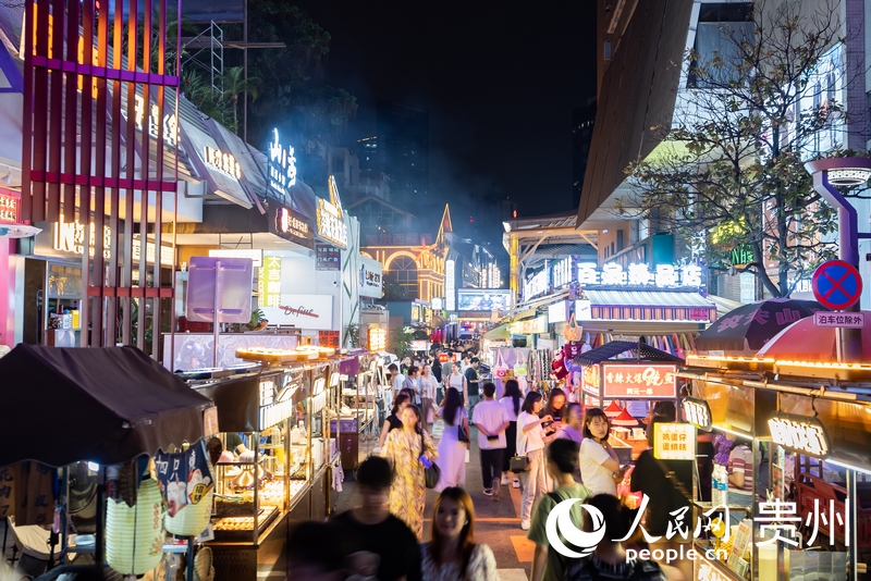 6月21日，夜幕下人頭攢動(dòng)的貴陽(yáng)市太平路街區(qū)。人民網(wǎng)記者 涂敏攝