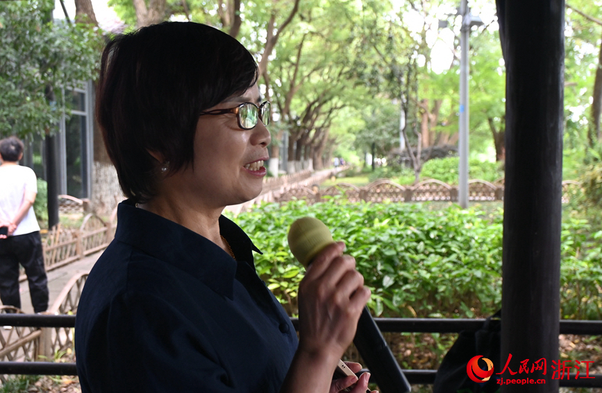 面向運(yùn)河，任國萍放聲歌唱。人民網(wǎng)記者 張麗瑋