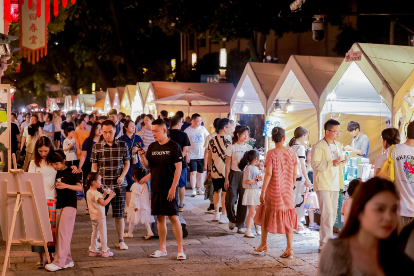 本屆中國大運(yùn)河廟會(huì)吸引不少市民游客前來參觀游玩。拱墅區(qū)委宣傳部供圖